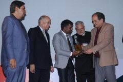 K.-Balamurugan-IFS-receiving-the-award-from-Ch.-Birender-Singh