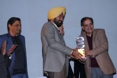 Mandeep-Singh-Randhawa-IPS-receiving-the-Award-from-Ch.-Birender-Singh
