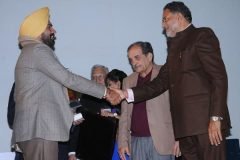 Mandeep-Singh-Randhawa-IPS-receiving-the-Award-from-Ram-Bilas-Sharama-Education-Minister-Haryana