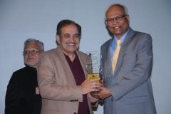 RA-Mashelkar-receving-the-award-from-Ch.-Birender-Singh-Minister-for-Steel