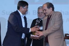 S.-Bhattacharya-IAS-CMD-Coal-India-receiving-the-award-from-Ch.-Birender-Singh