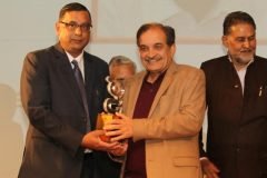 Saurabh-Kumar-received-the-award-from-Ch.-Birender-Singh