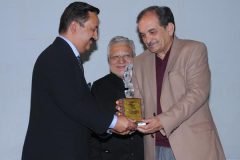 Vikas-Arya-receiving-the-award-from-Ch.-Birender-Singh-Minister-for-Stell