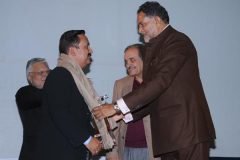 Vikas-Arya-receiving-the-award-from-Ram-Bilas-Sharama-Minister-for-Education-Haryana